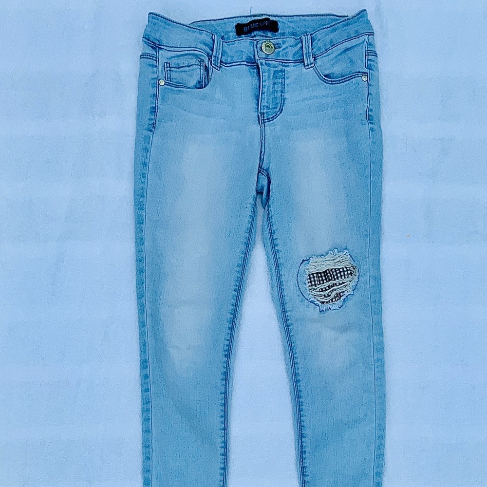 Cute jeans, with black and white patterned rip